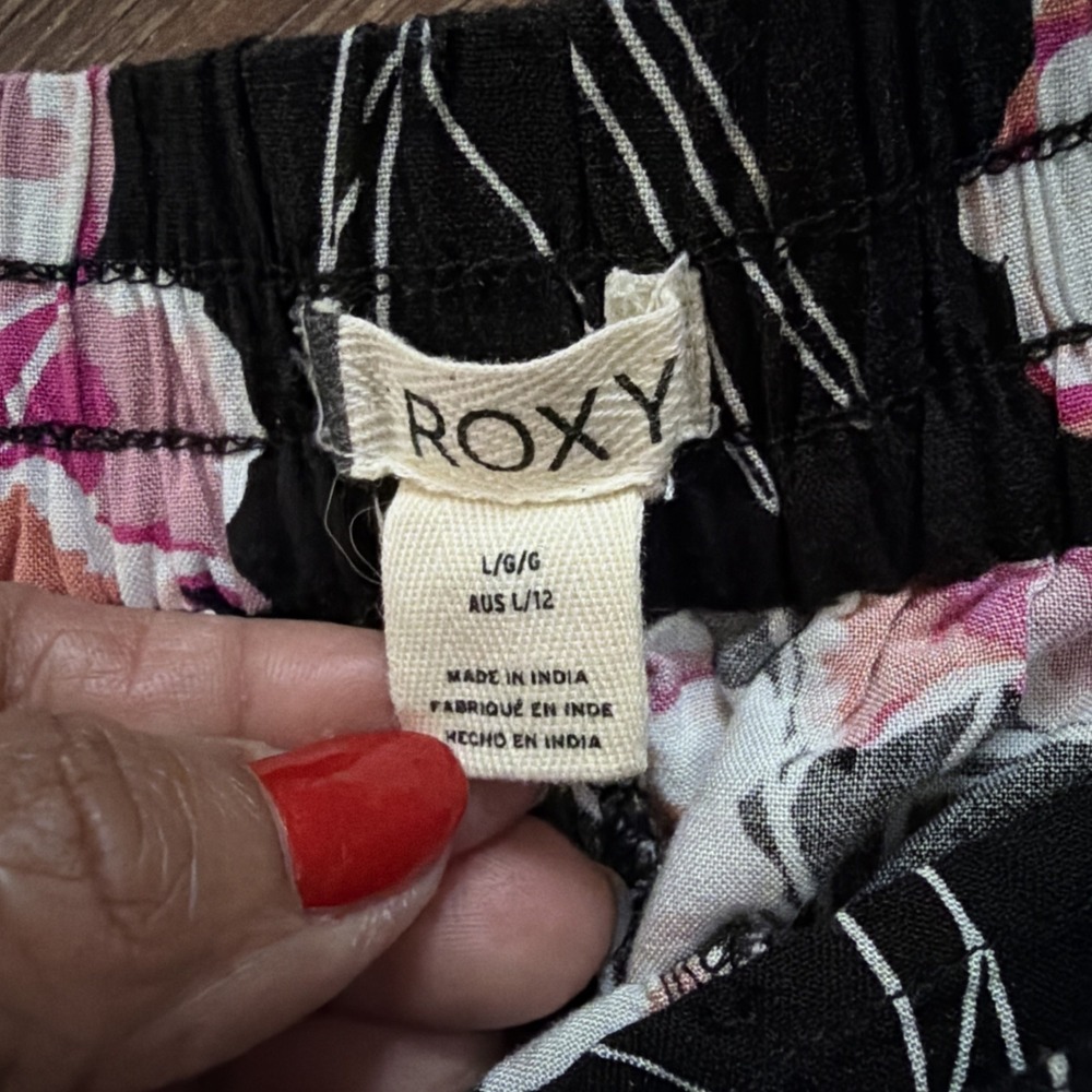 Roxy Women's Salton Lake Black Pink Flowers High Waisted Shorts Size L Rayon - Picture 3 of 5